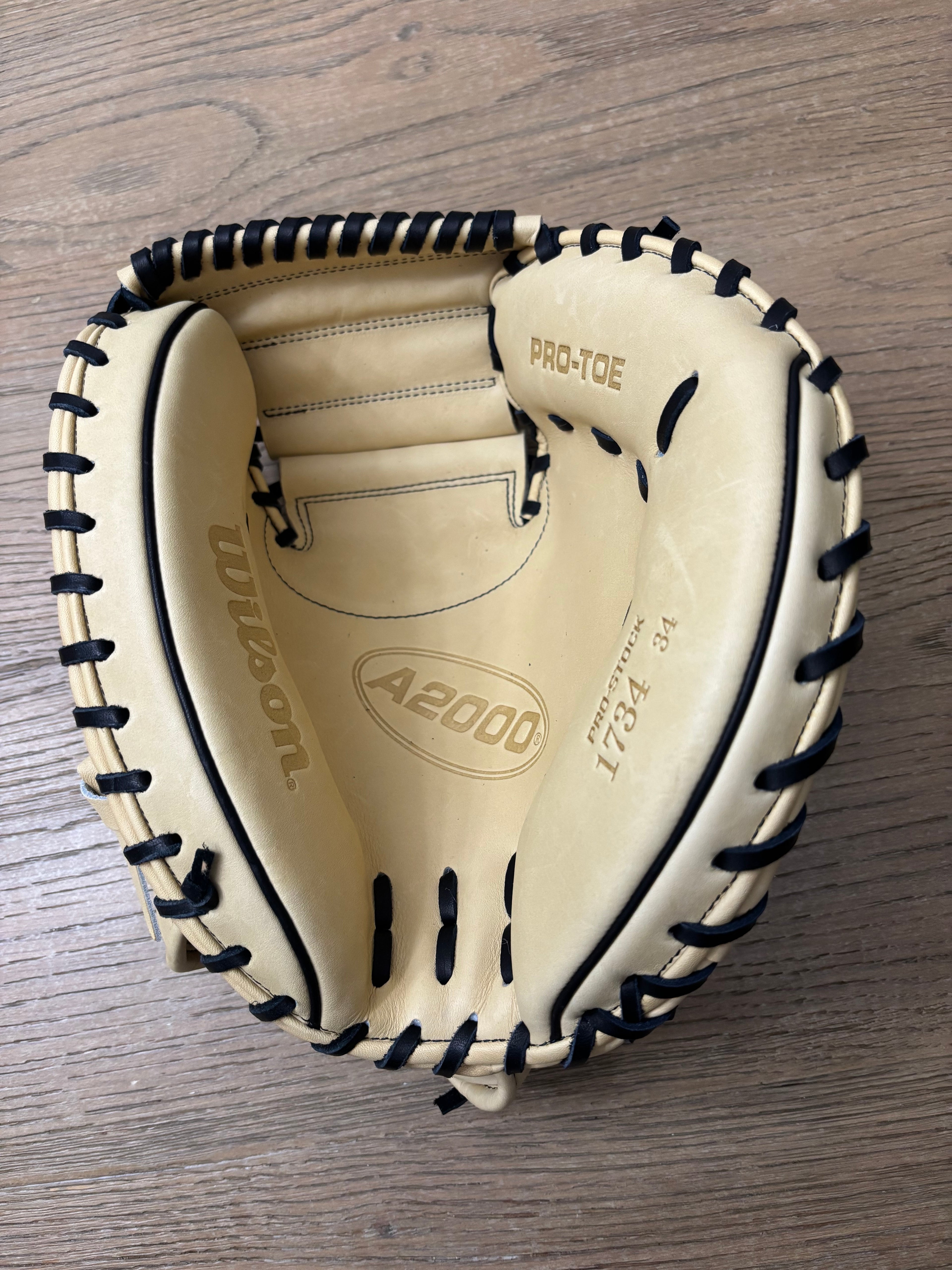 Wilson A2000 Classics 1734 34” Catcher’s Mitt