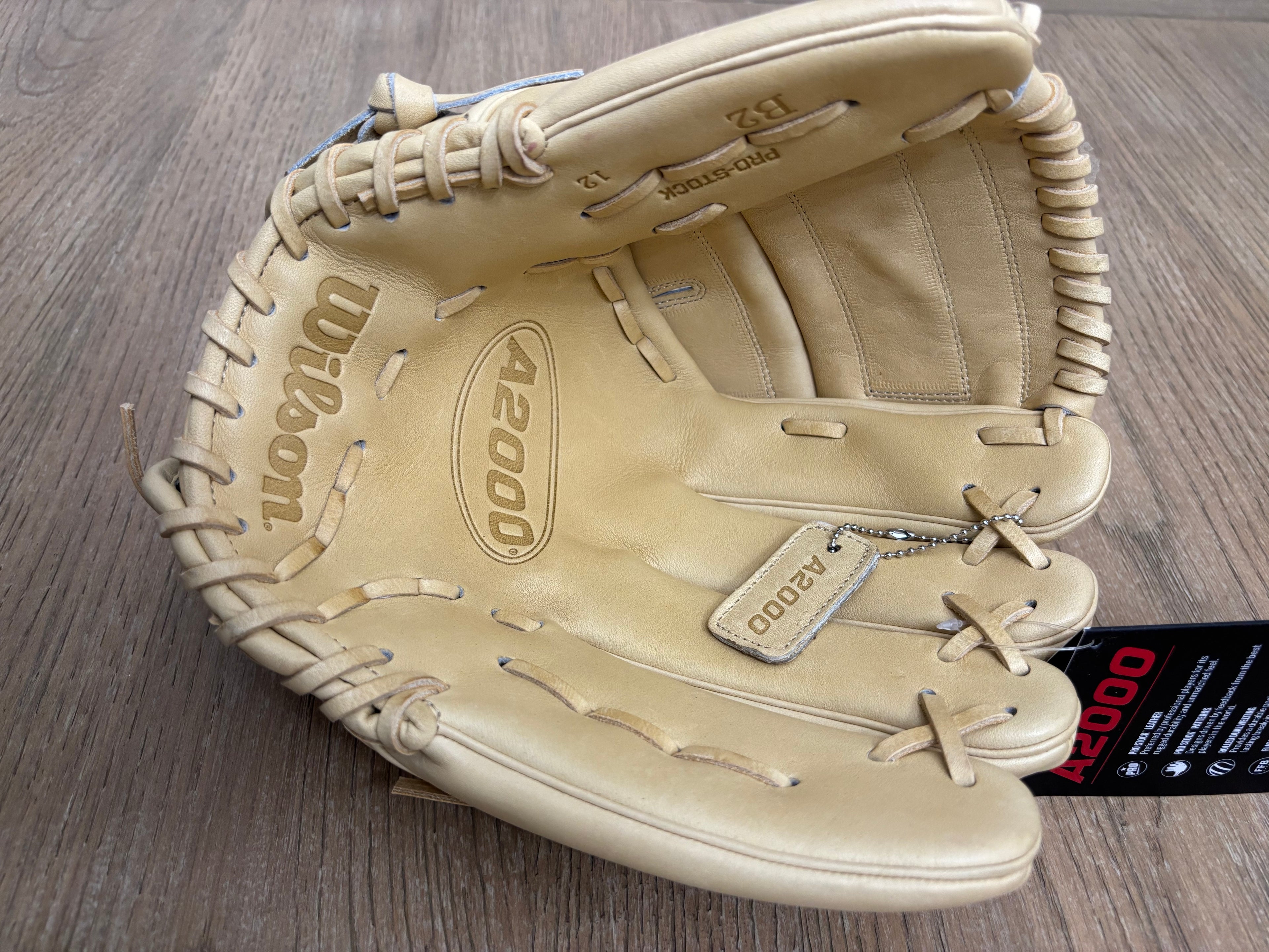 Wilson A2000 Classics B2 12” Pitcher’s Glove – Camel