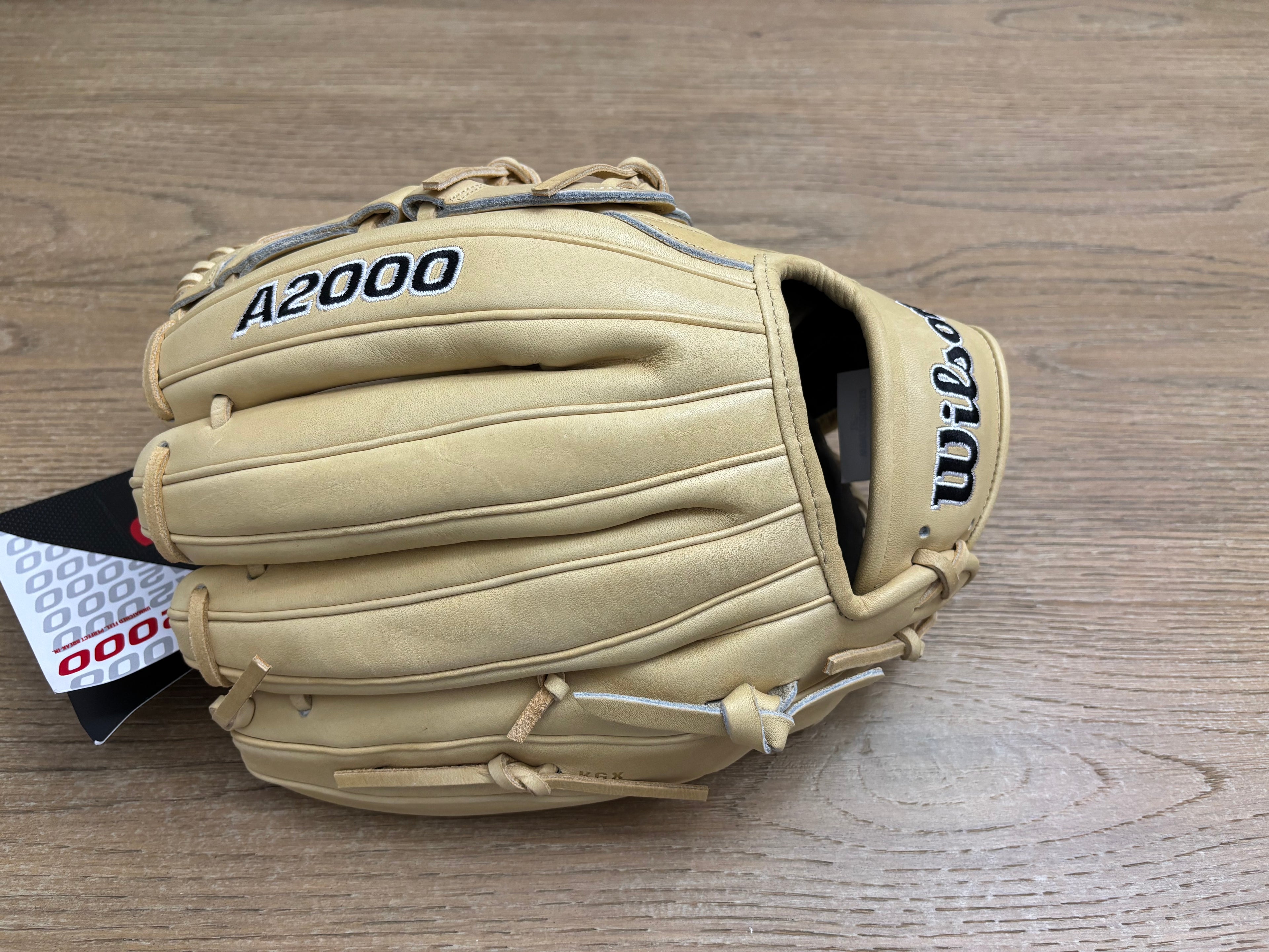 Wilson A2000 Classics B2 12” Pitcher’s Glove – Camel