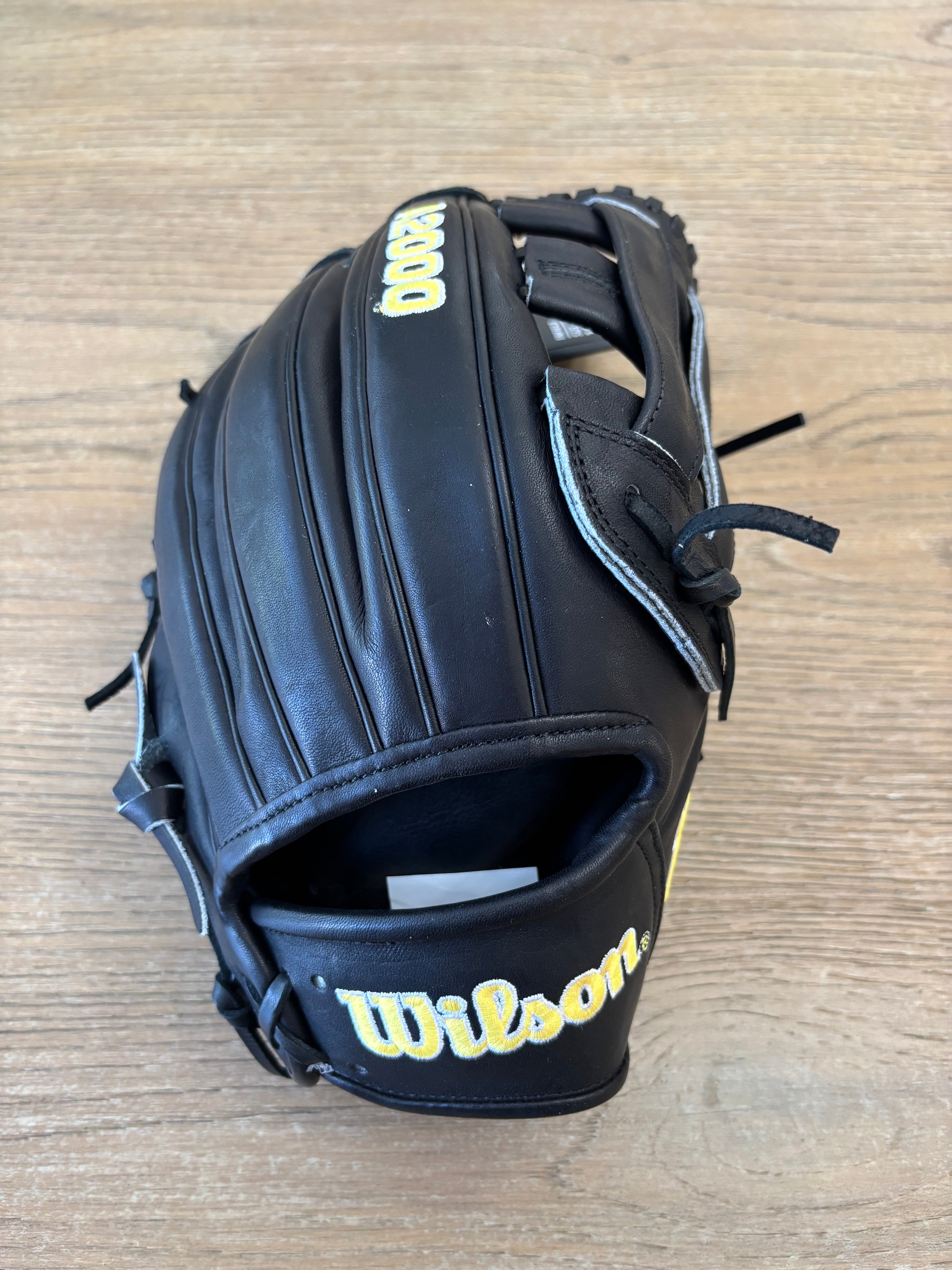A2000 Classic DW5 12” Baseball Glove