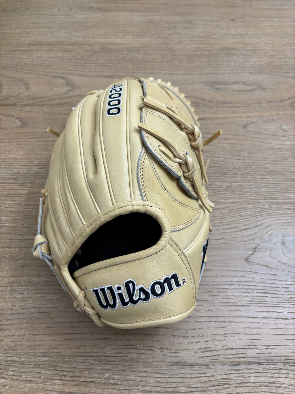 Wilson A2000 Classics B2 12” Pitcher’s Glove – Camel